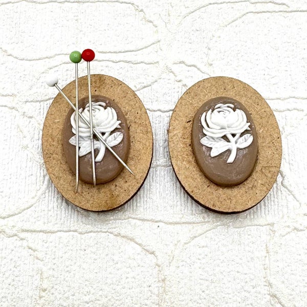 Magneettinen Neulanpidike Camee - ruskea, Falk Group